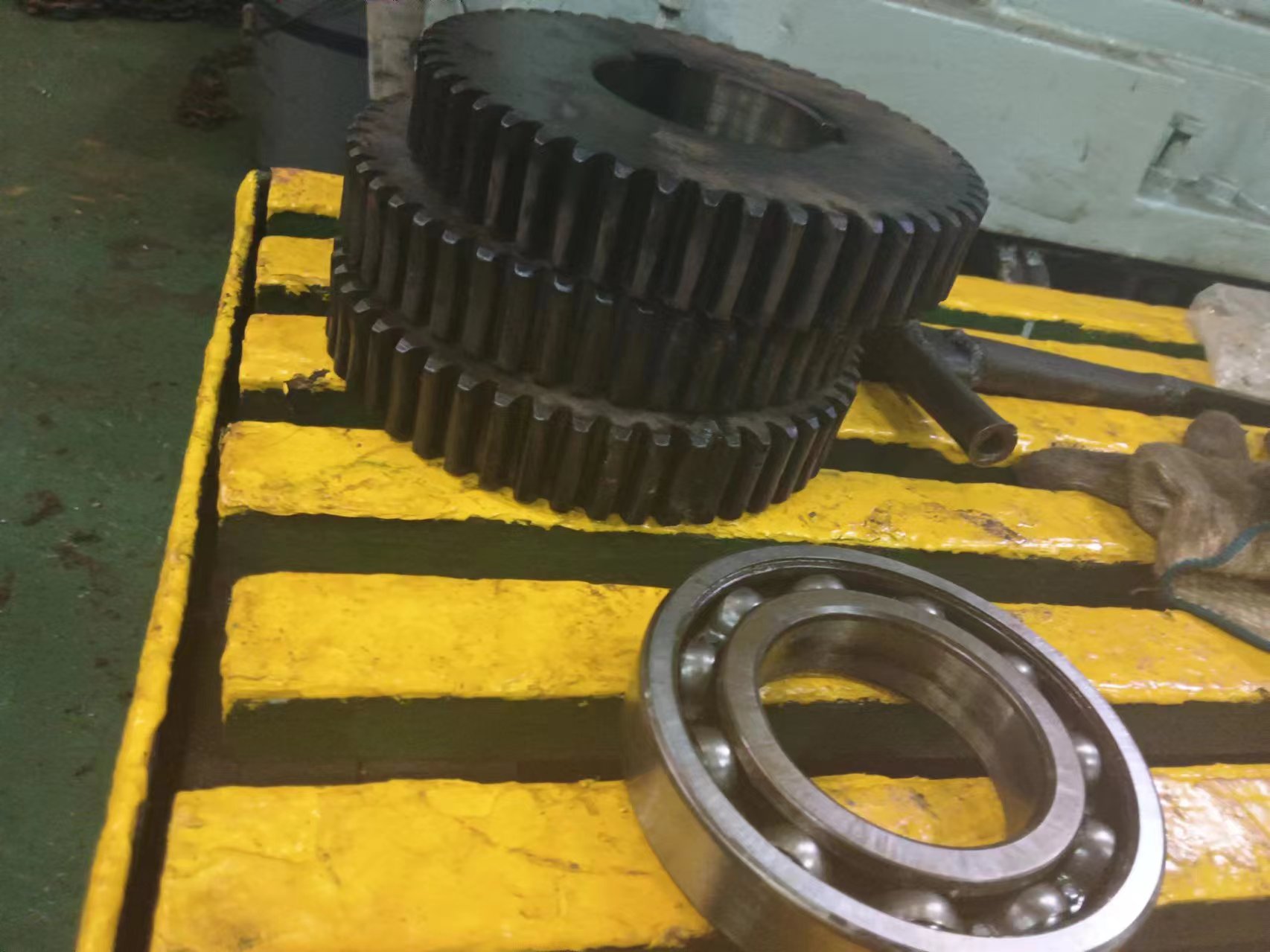 Disassembly and overhaul repair of cooling oil pump for gear oil tank of crane